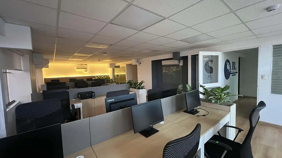 Oficina BL Corredores de Seguros - Diseño corporativo moderno